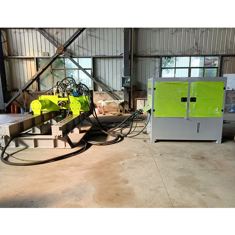 How does a long guide rail design improve the axis stability and attitude control accuracy of large-diameter pipe jacking machines during long-distance excavation?