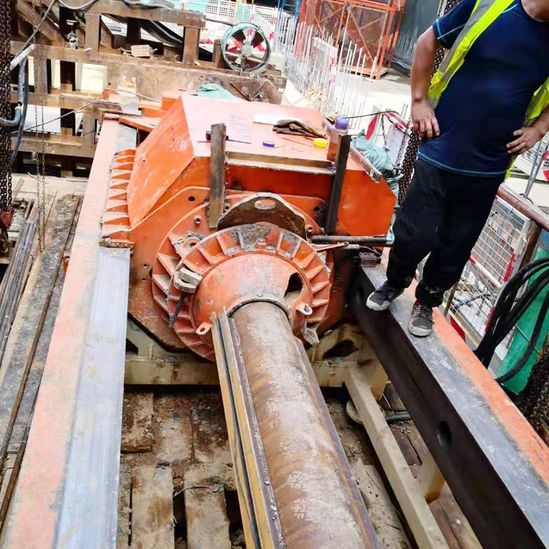 How can a pipe roof drilling rig lay underground pipes without damaging the road surface or surface structures?