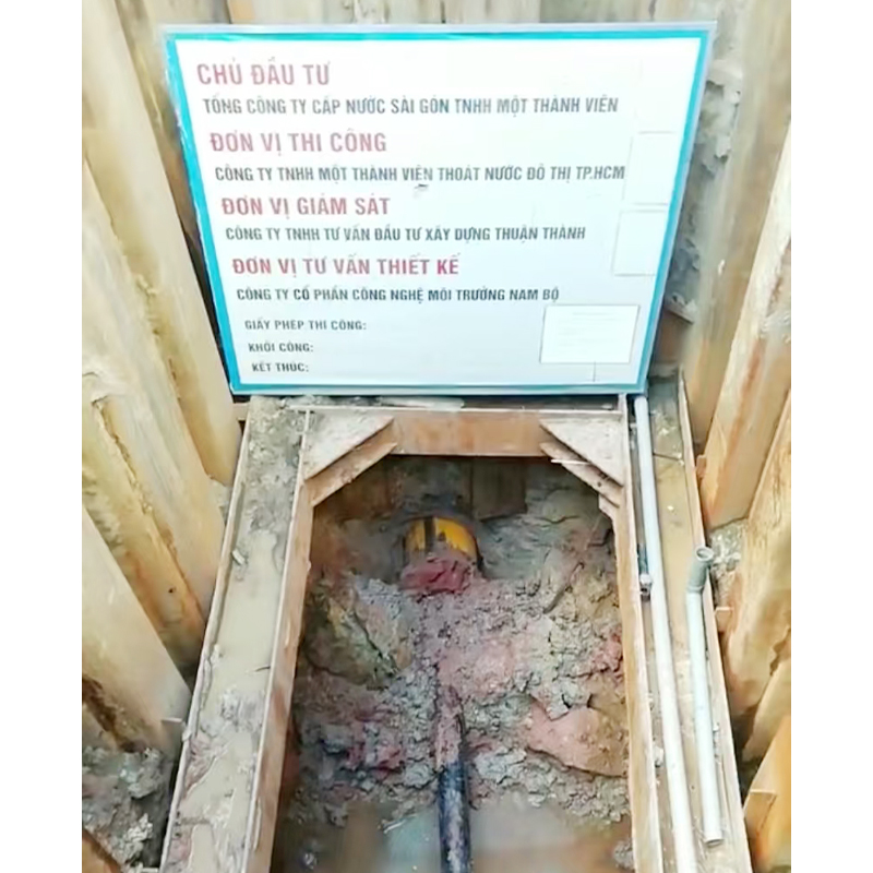 How does a guided mud-water balance pipe jacking machine mud-water circulation system efficiently handle slag and maintain pressure balance?